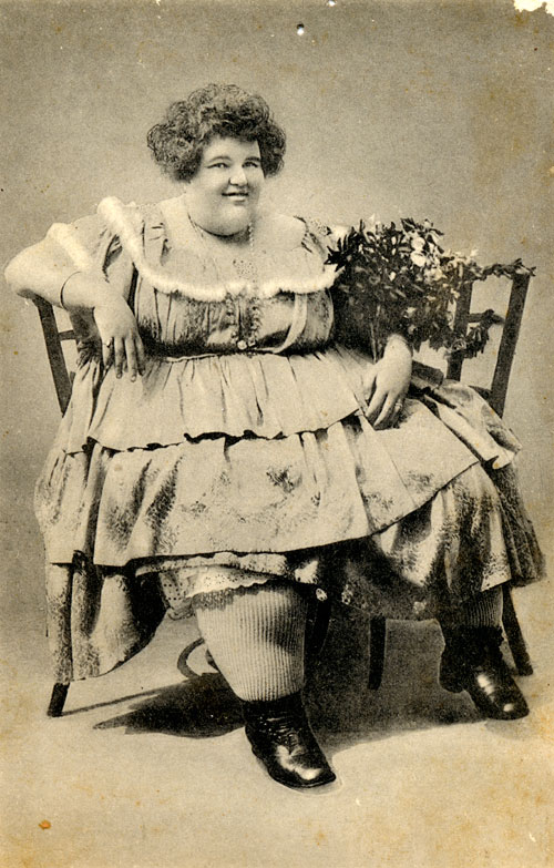    Tato dáma se nám moc líbí... bohužel se nám již na výstavu nevejde.   