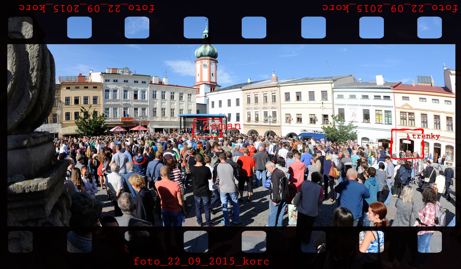       Miloš Zeman na místeckém náměstí 22. září 2015   