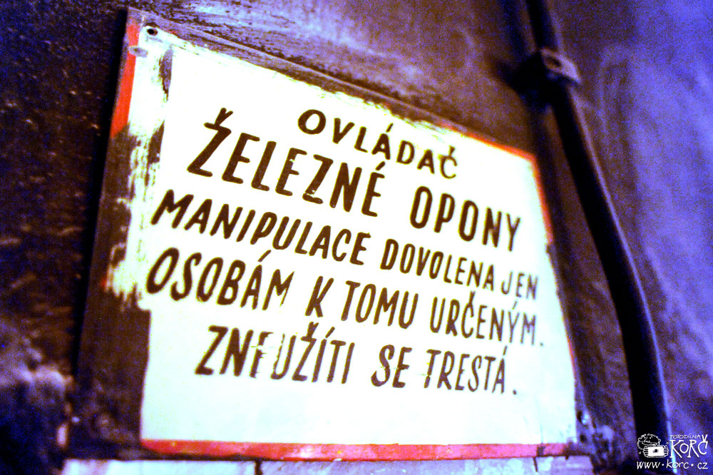    za divadelní scénou   