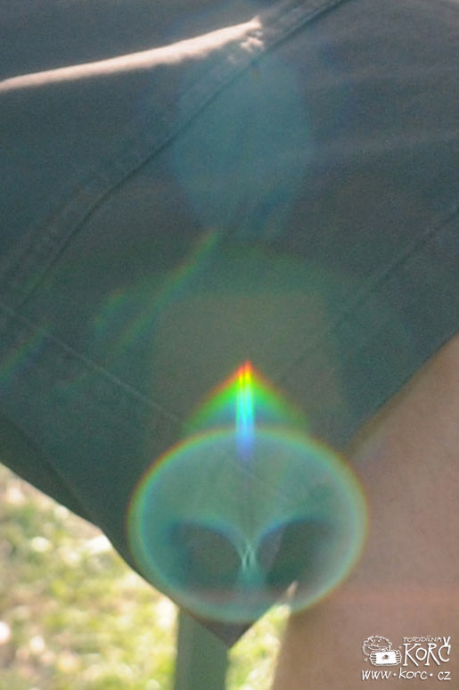    Věhlasní vědci extra-terrestrialisté dle indicií soudí, že jde jen o&nbsp;kluka s&nbsp;koulema.   