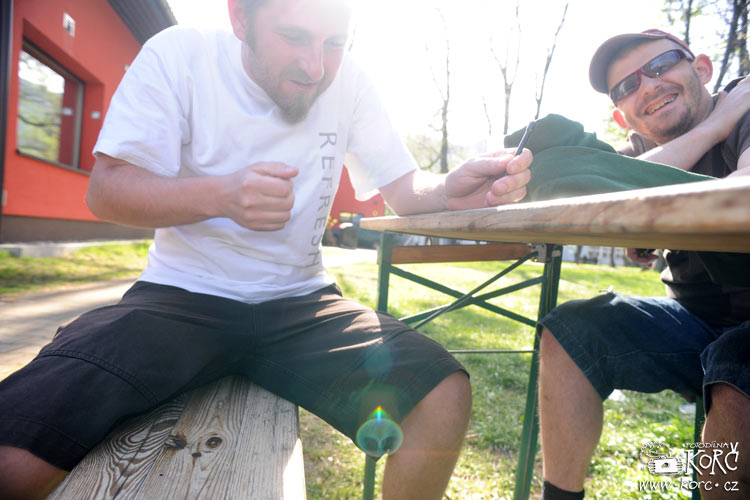    ... sleduj střed spodní části snímku a&nbsp;nenech se rozptylovat těmi pozemšťany...   
