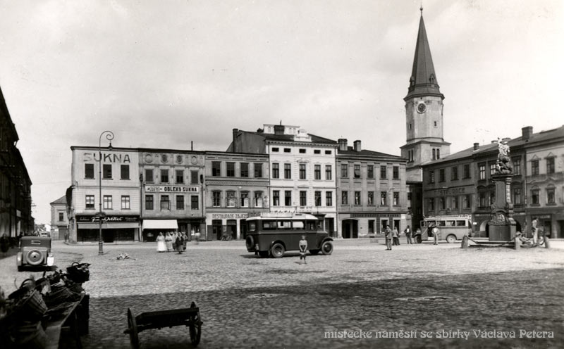     Dřív nám stačilo náměstí s&nbsp;trafikou, hospodou, nevěstincem a&nbsp;hřbitovem za kostelem... dnes máme fejsbůky, bufety na stojáka a&nbsp;bordel všude kolem.   